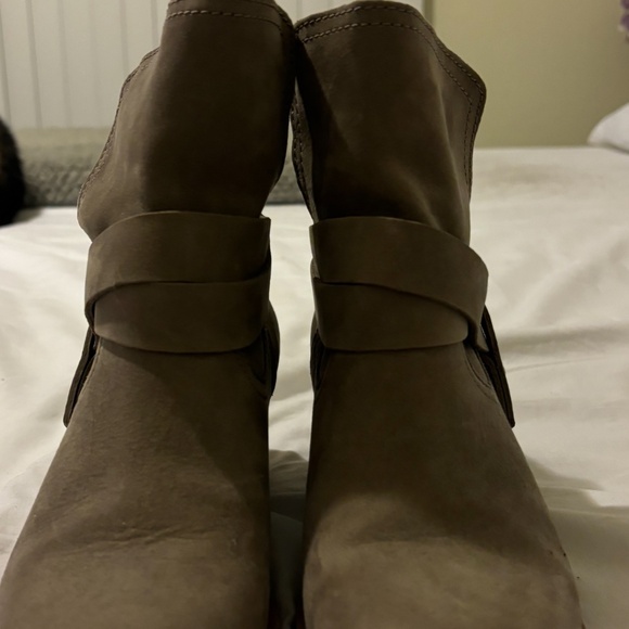 Ugg Boot - Picture 2 of 3